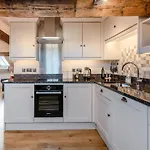 Flat 5, The Lodge
